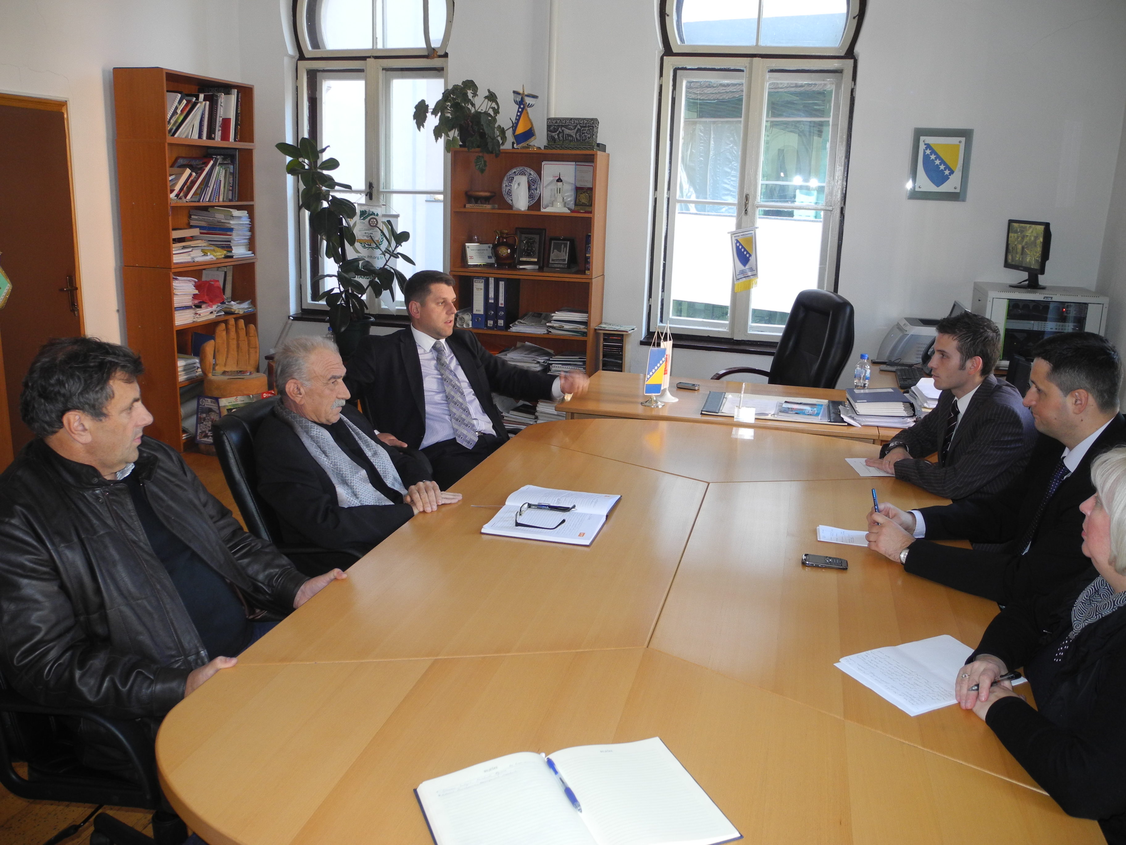 Predsjedavajući Predstavničkog doma dr. Denis Bećirović razgovarao sa rukovodstvom Općine Srebrenica i Fabrike Cimos